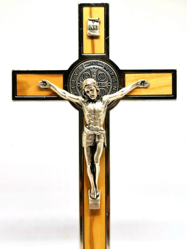 Particolare croce San Benedetto con base
